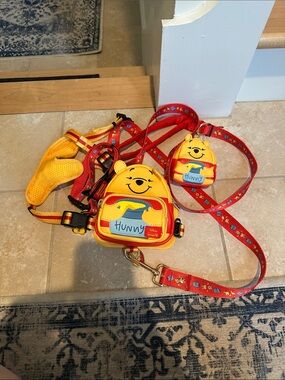 Winnie the Pooh Yellow & Red dog loungefly Harness Backpack with Leash size med